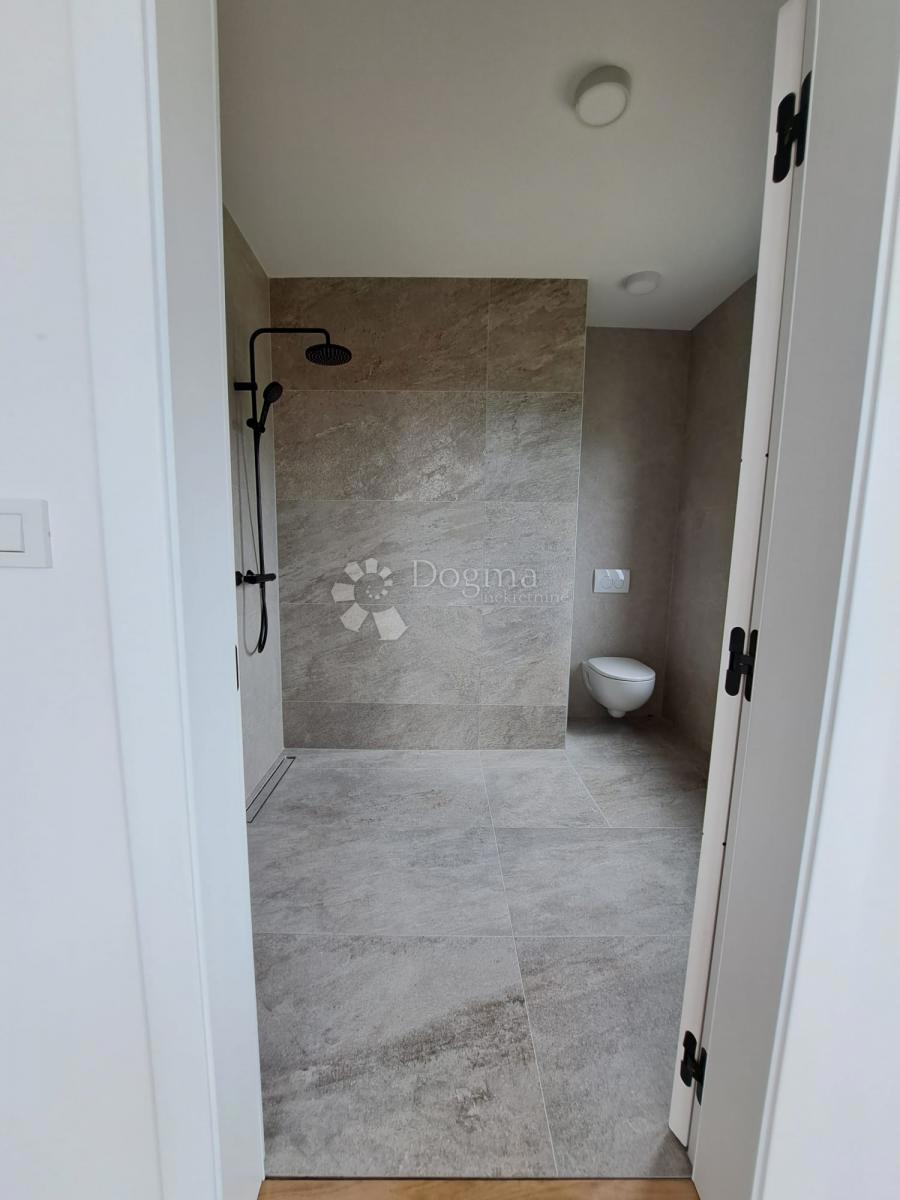 MODERNO PENTHOUSE z očarljivim razgledom, blizu morja – Novogradnja na otoku Pag