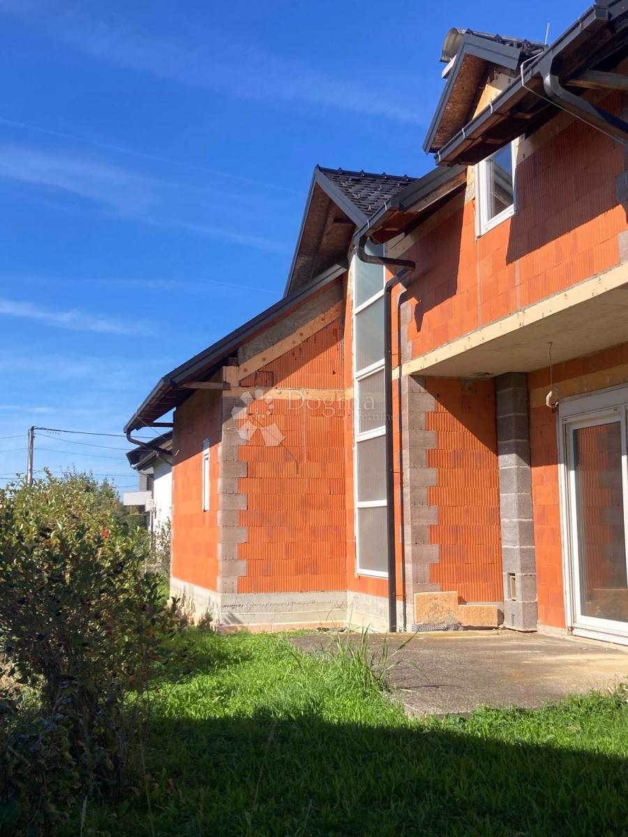 Hiša Brezovica, 313m2