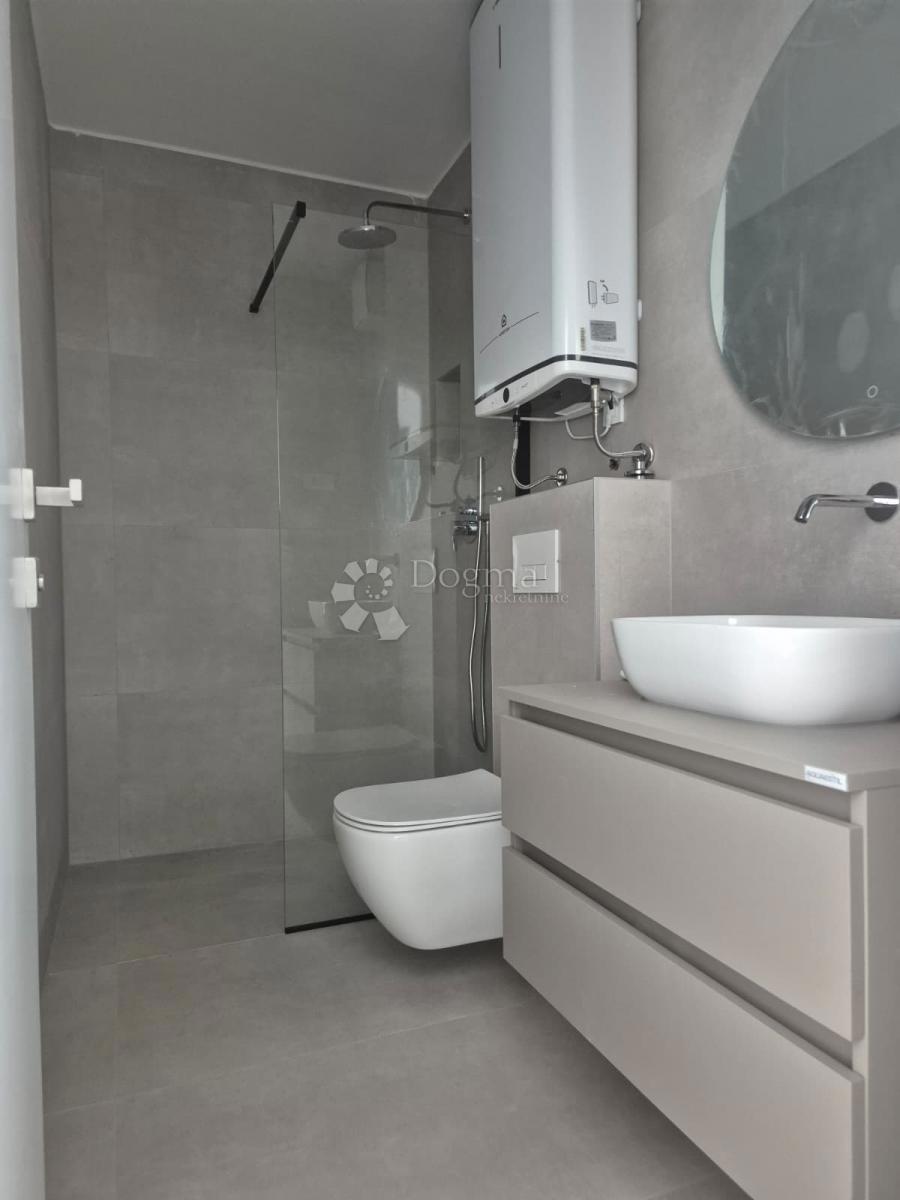 Stanovanje Okrug Gornji, Okrug, 85,83m2