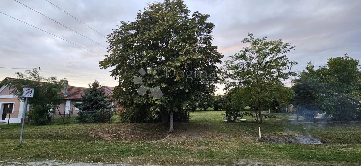 Zazidljivo zemljišče Samatovci, Bizovac, 948m2