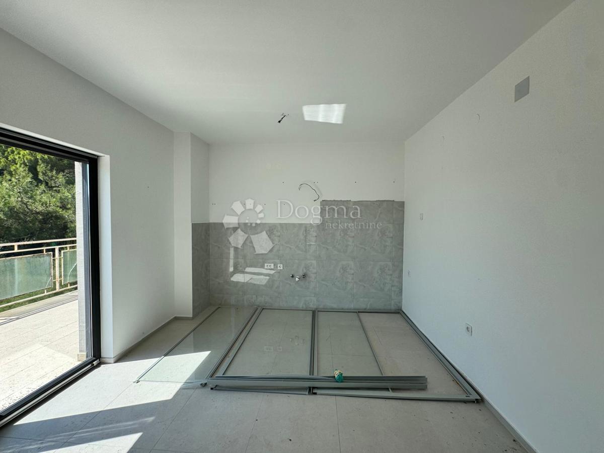 Hiša obdana z zelenjem na vrhunski lokaciji v PULI