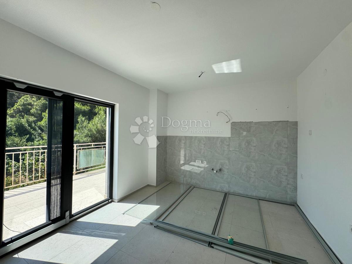 Hiša obdana z zelenjem na vrhunski lokaciji v PULI