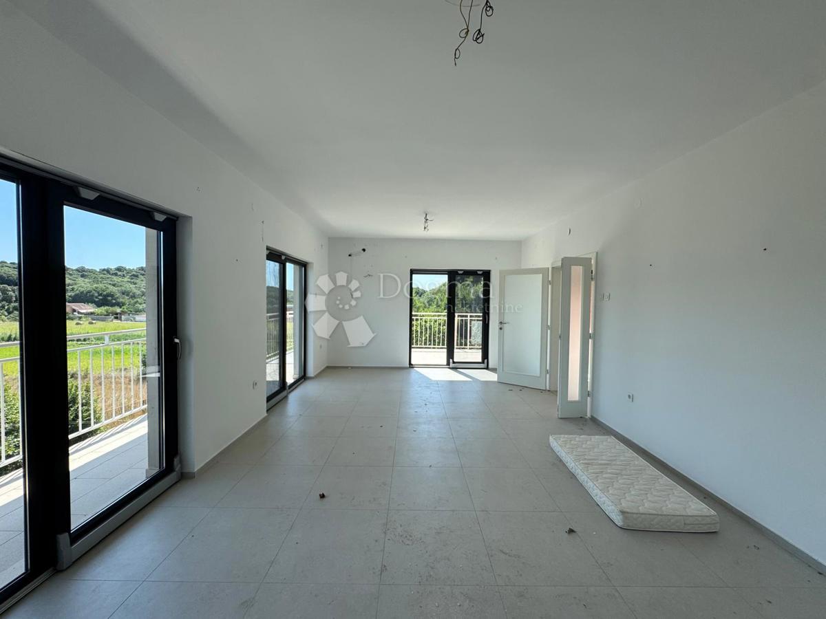 Hiša obdana z zelenjem na vrhunski lokaciji v PULI