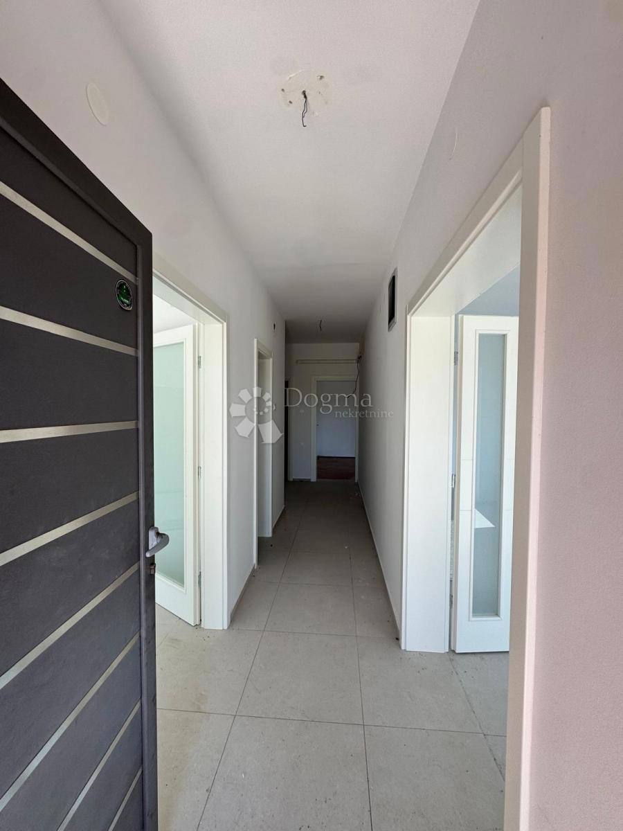 Hiša obdana z zelenjem na vrhunski lokaciji v PULI