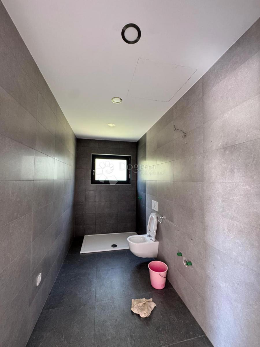 Hiša obdana z zelenjem na vrhunski lokaciji v PULI