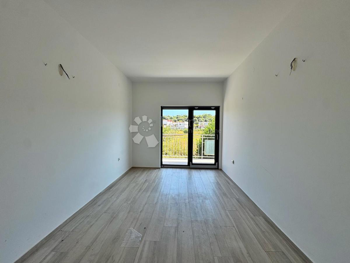 Hiša obdana z zelenjem na vrhunski lokaciji v PULI