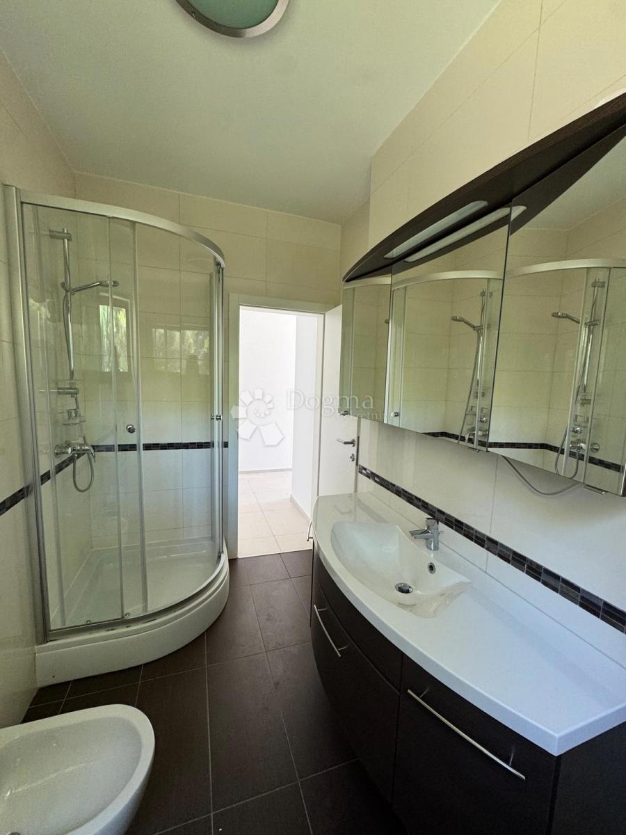 Hiša obdana z zelenjem na vrhunski lokaciji v PULI