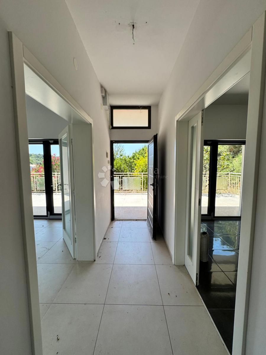 Hiša obdana z zelenjem na vrhunski lokaciji v PULI