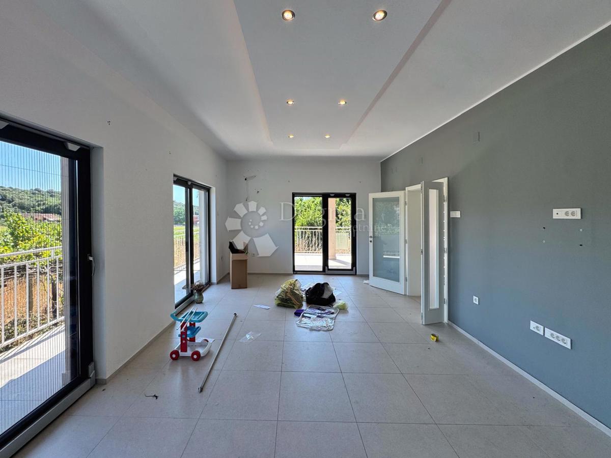 Hiša obdana z zelenjem na vrhunski lokaciji v PULI