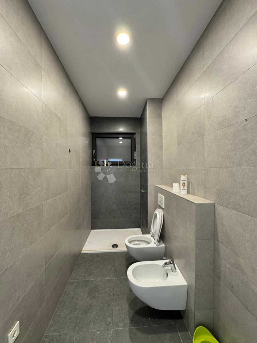 Hiša obdana z zelenjem na vrhunski lokaciji v PULI