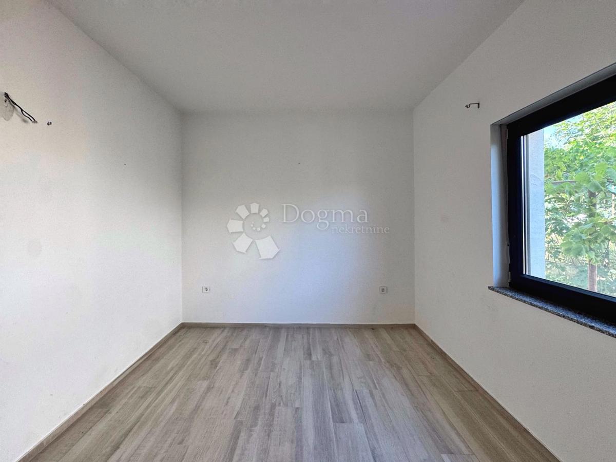 Hiša obdana z zelenjem na vrhunski lokaciji v PULI