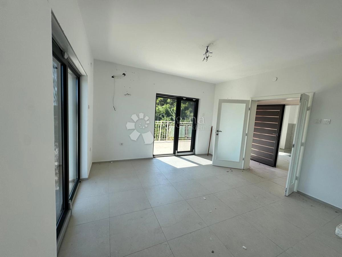 Hiša obdana z zelenjem na vrhunski lokaciji v PULI