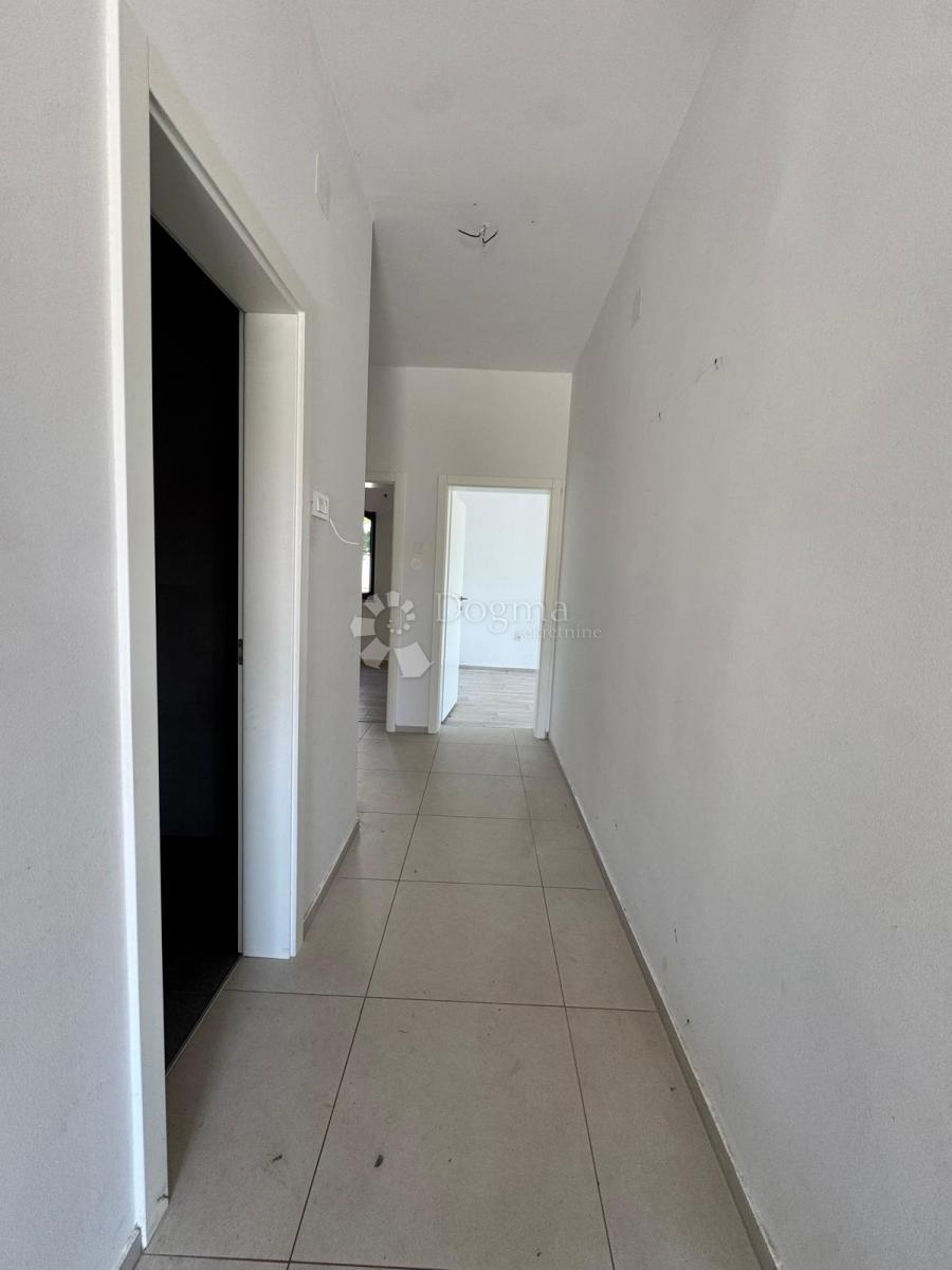 Hiša obdana z zelenjem na vrhunski lokaciji v PULI