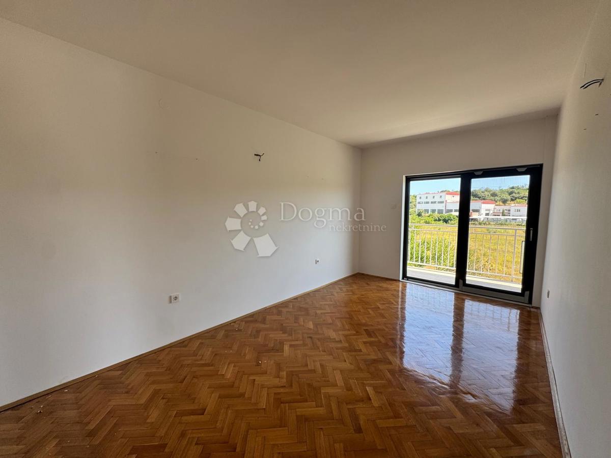 Hiša obdana z zelenjem na vrhunski lokaciji v PULI