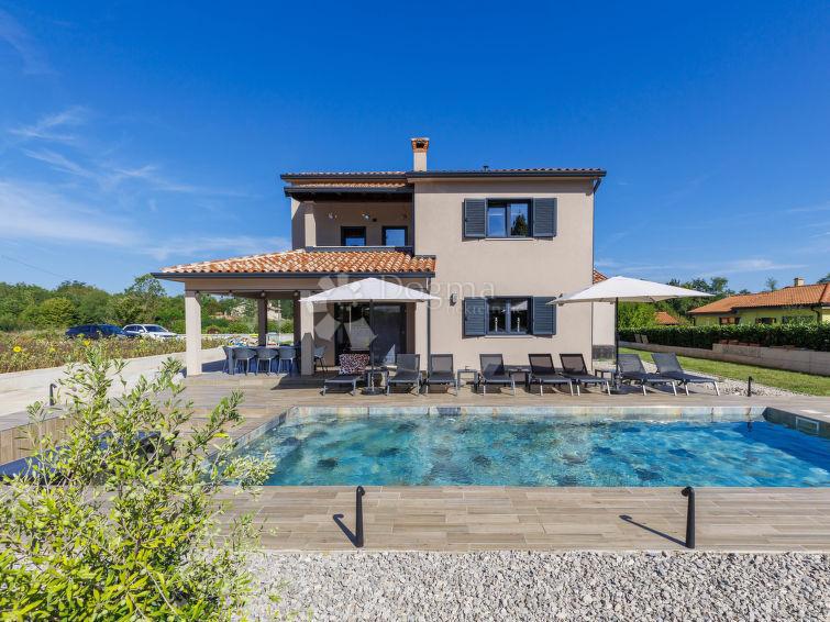 HIŠA Z OGREVANIM BAZENOM