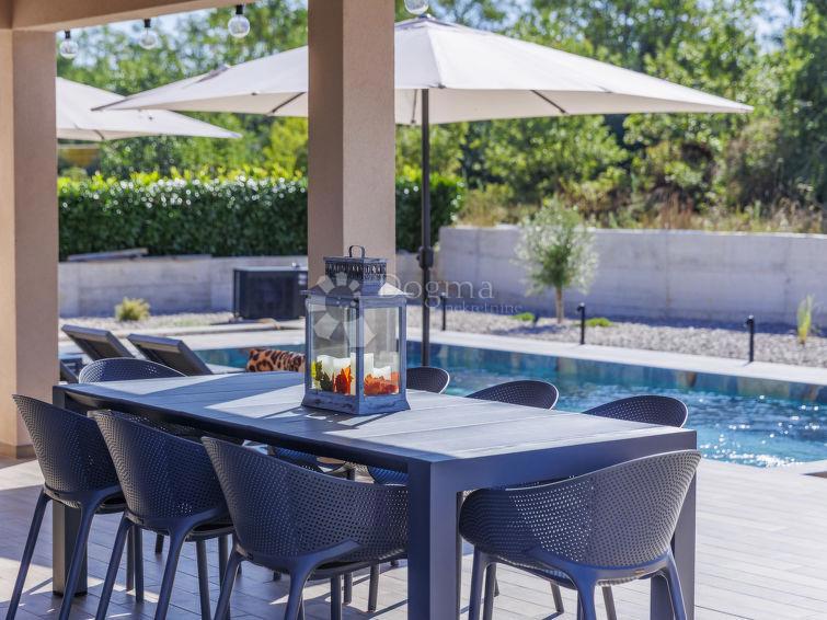 HIŠA Z OGREVANIM BAZENOM