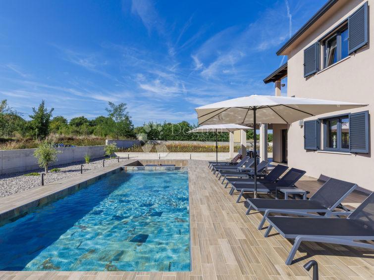 HIŠA Z OGREVANIM BAZENOM