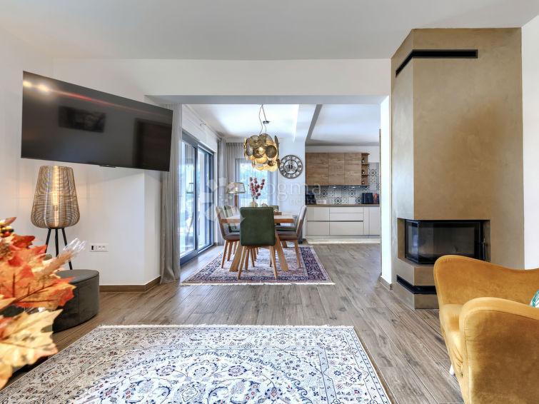 HIŠA Z OGREVANIM BAZENOM