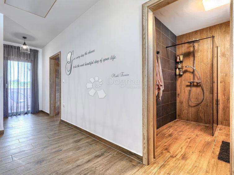 HIŠA Z OGREVANIM BAZENOM