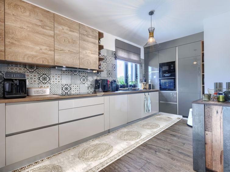 HIŠA Z OGREVANIM BAZENOM