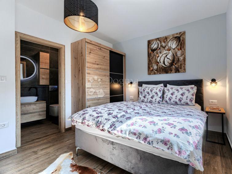 HIŠA Z OGREVANIM BAZENOM