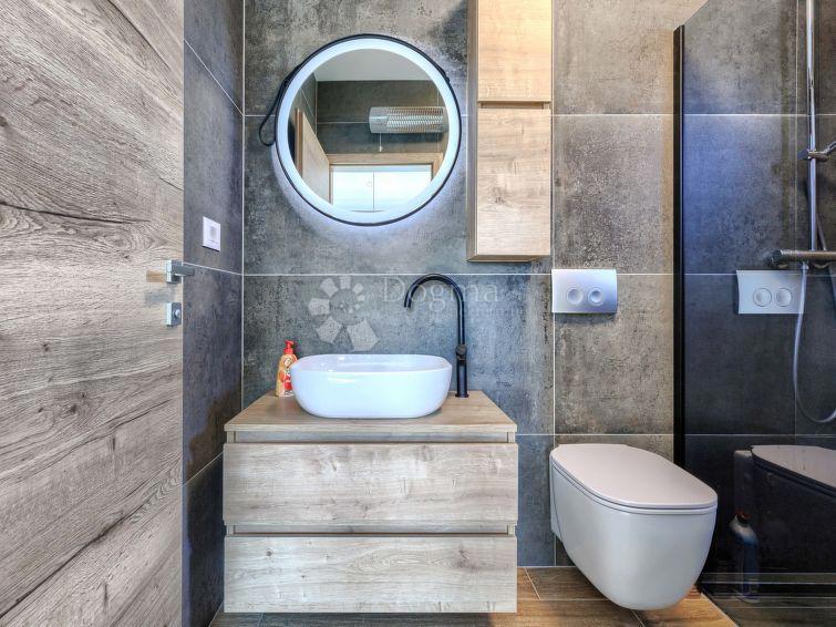 HIŠA Z OGREVANIM BAZENOM