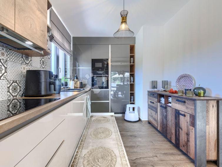 HIŠA Z OGREVANIM BAZENOM