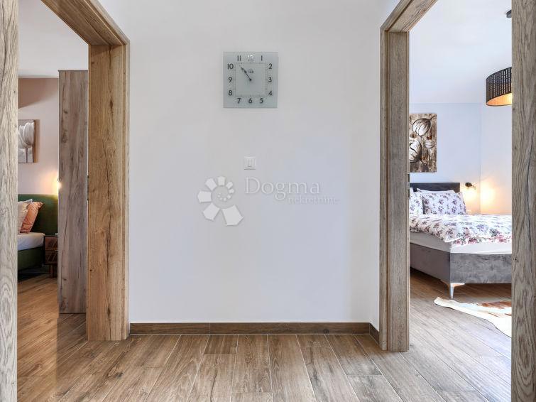 HIŠA Z OGREVANIM BAZENOM