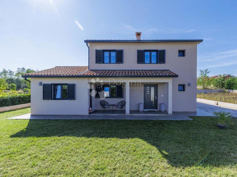 HIŠA Z OGREVANIM BAZENOM