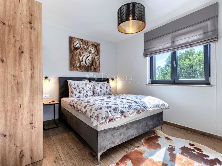 HIŠA Z OGREVANIM BAZENOM