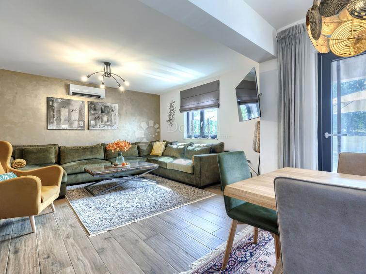 HIŠA Z OGREVANIM BAZENOM