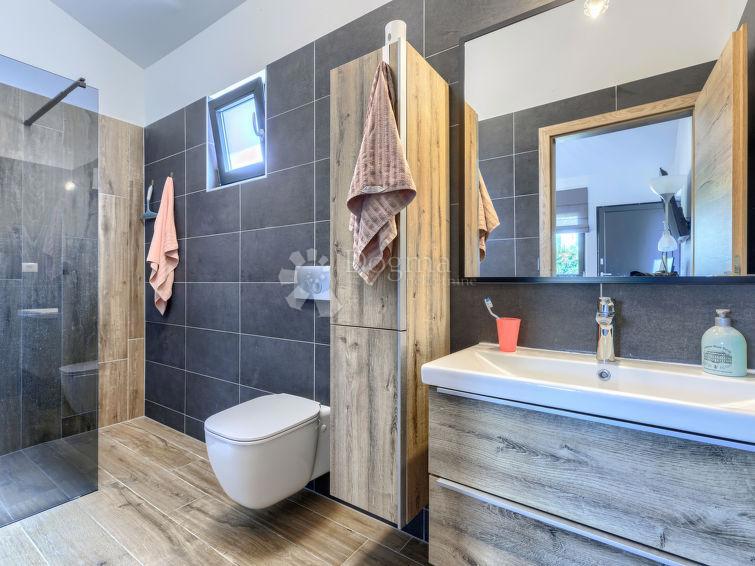 HIŠA Z OGREVANIM BAZENOM