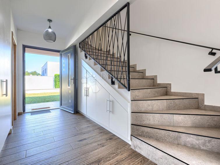 HIŠA Z OGREVANIM BAZENOM