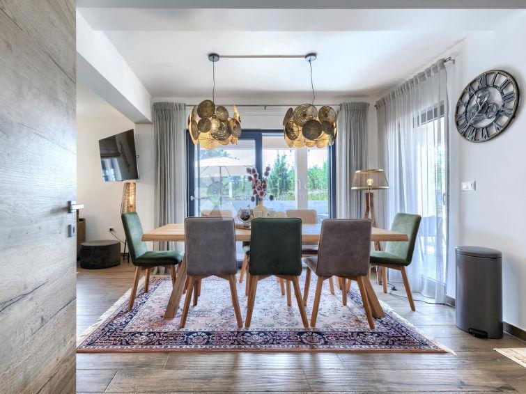 HIŠA Z OGREVANIM BAZENOM