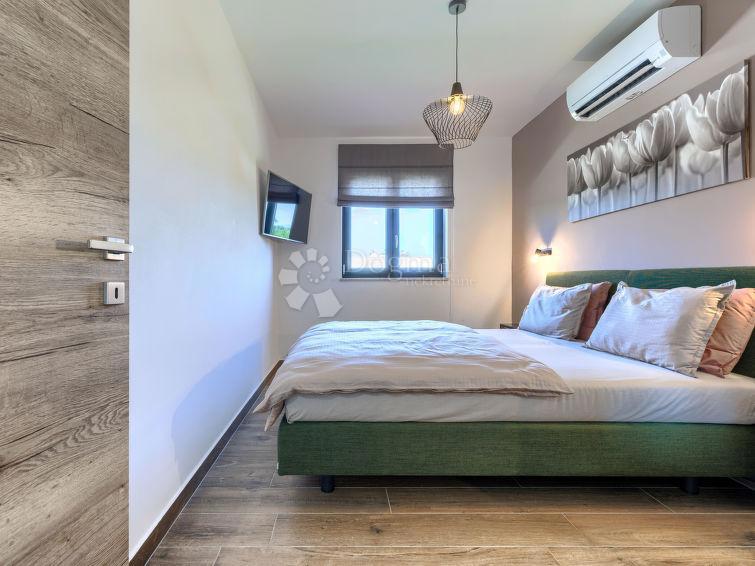 HIŠA Z OGREVANIM BAZENOM