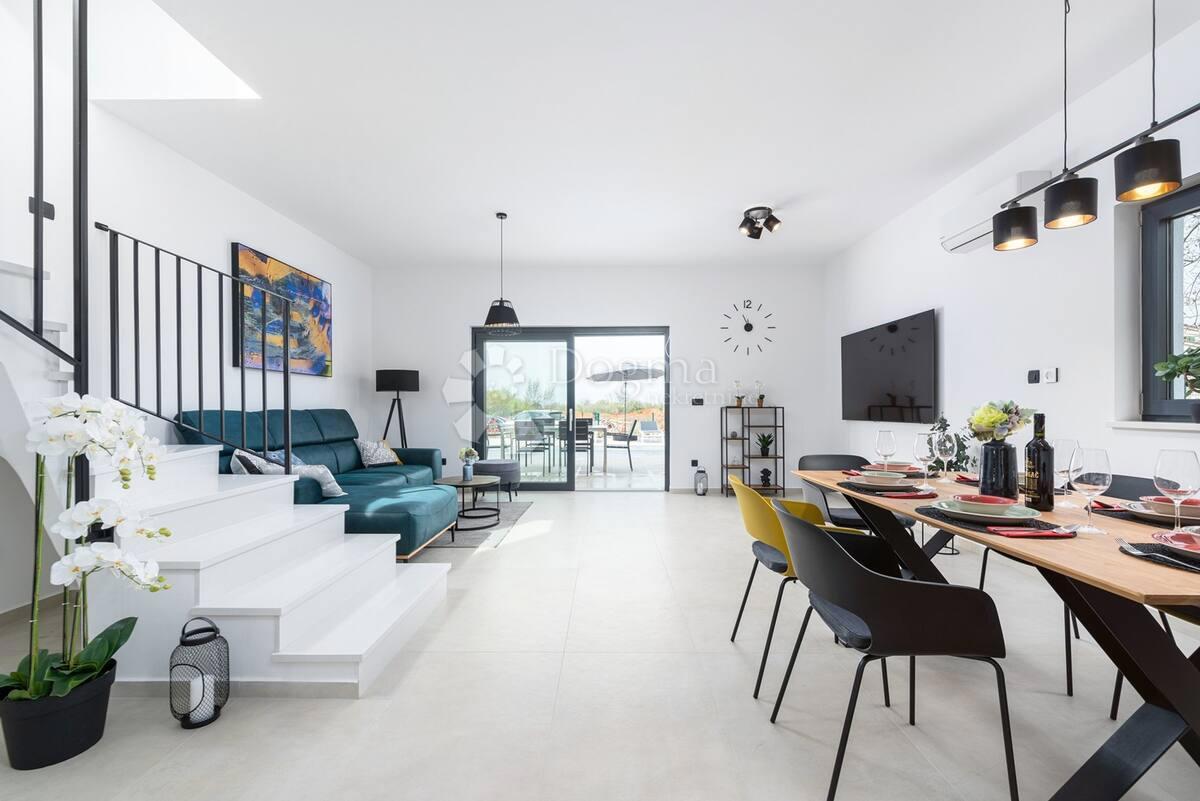 MODERNA VILA Z BAZENOM IN JACUZZIJEM - Poreč