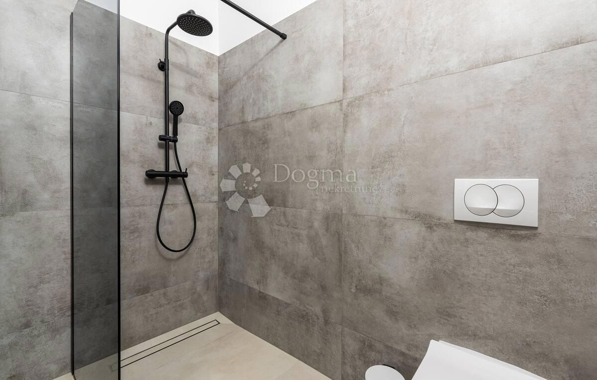 MODERNA VILA Z BAZENOM IN JACUZZIJEM - Poreč