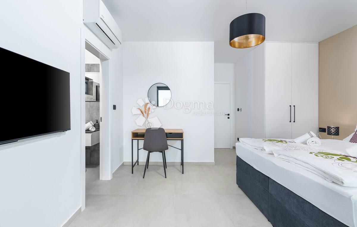 MODERNA VILA Z BAZENOM IN JACUZZIJEM - Poreč