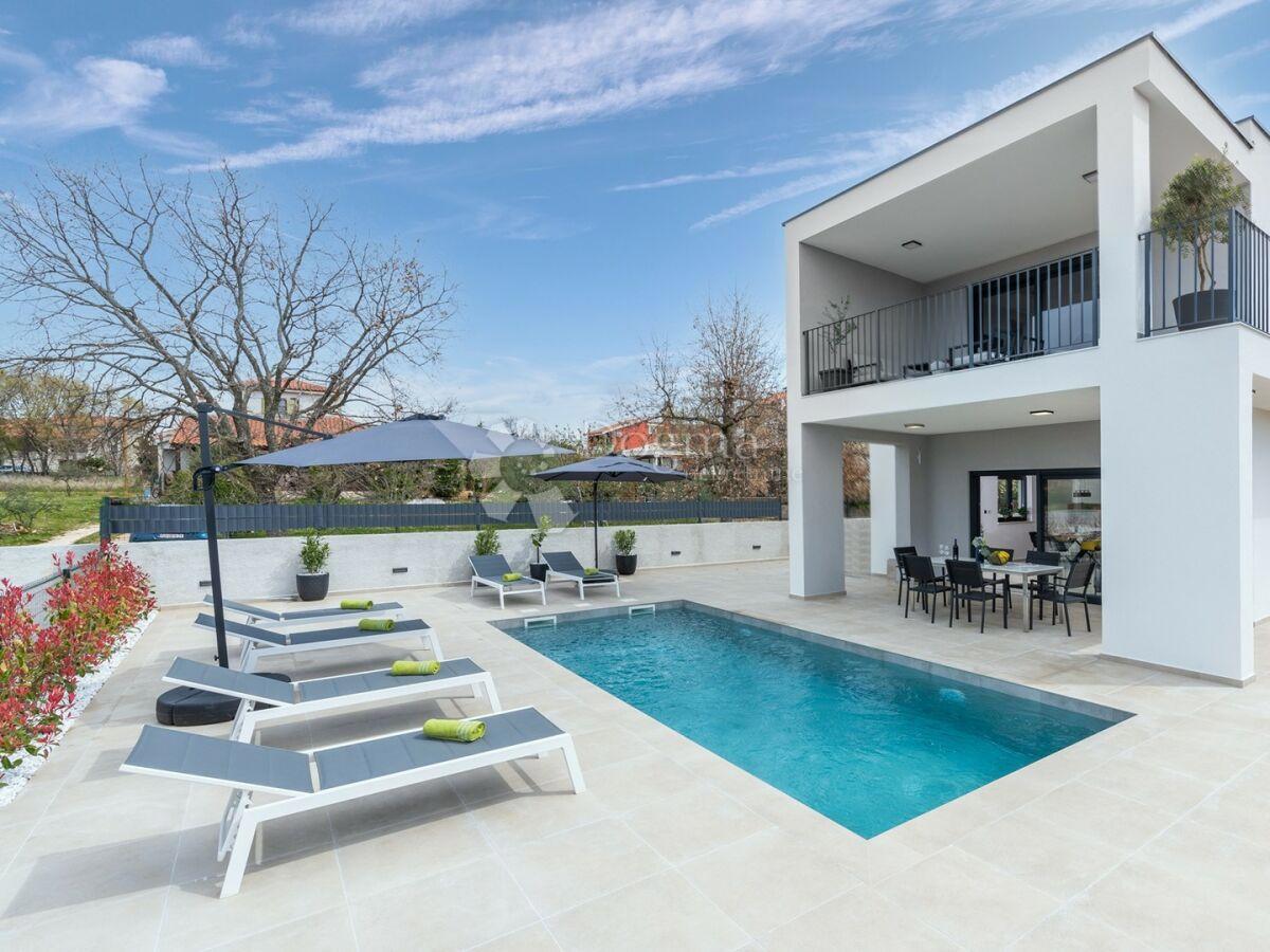 MODERNA VILA Z BAZENOM IN JACUZZIJEM - Poreč