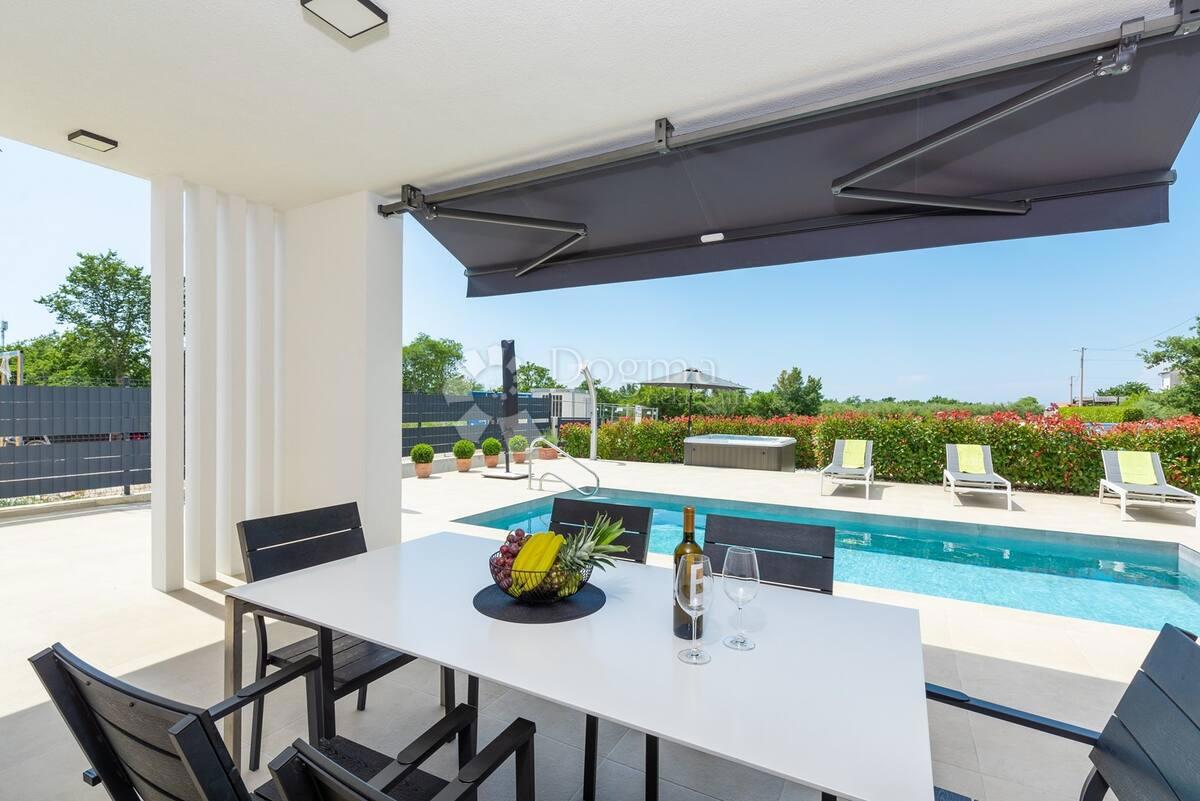 MODERNA VILA Z BAZENOM IN JACUZZIJEM - Poreč