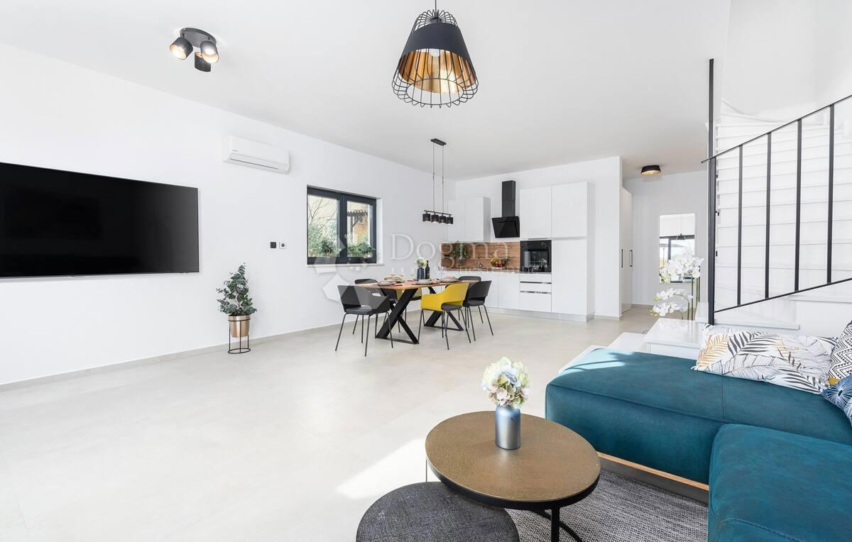 MODERNA VILA Z BAZENOM IN JACUZZIJEM - Poreč