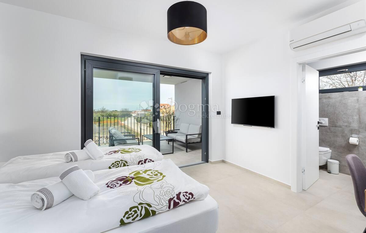 MODERNA VILA Z BAZENOM IN JACUZZIJEM - Poreč