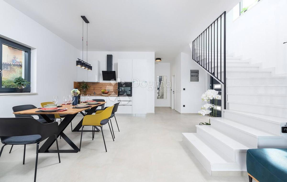 MODERNA VILA Z BAZENOM IN JACUZZIJEM - Poreč