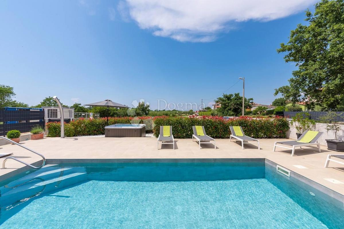 MODERNA VILA Z BAZENOM IN JACUZZIJEM - Poreč