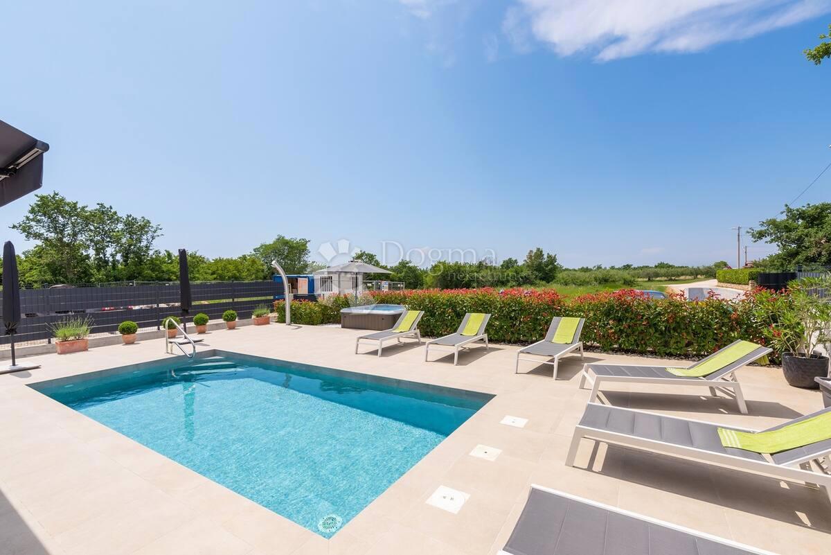 MODERNA VILA Z BAZENOM IN JACUZZIJEM - Poreč