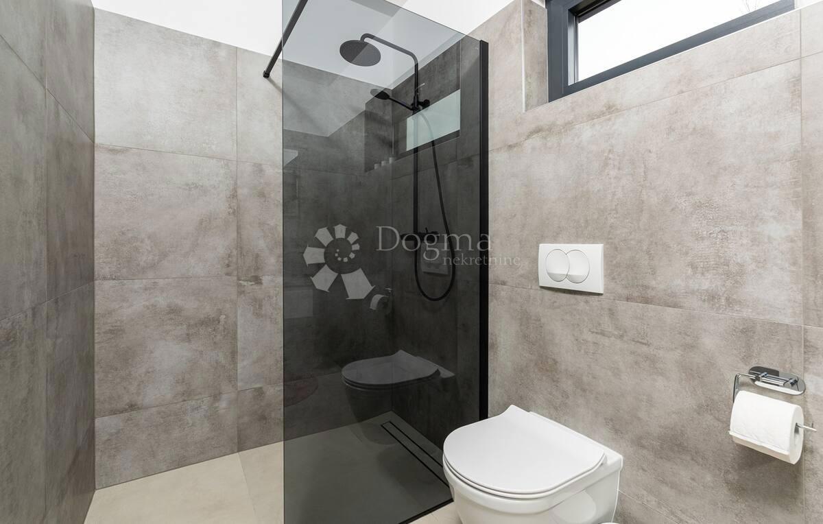 MODERNA VILA Z BAZENOM IN JACUZZIJEM - Poreč