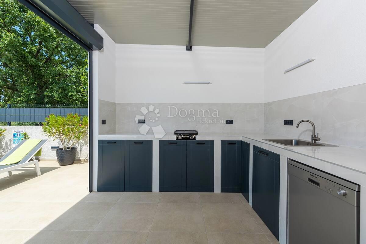 MODERNA VILA Z BAZENOM IN JACUZZIJEM - Poreč