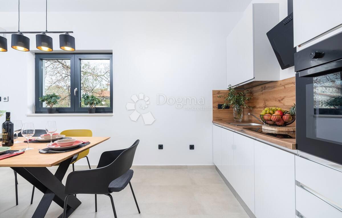 MODERNA VILA Z BAZENOM IN JACUZZIJEM - Poreč