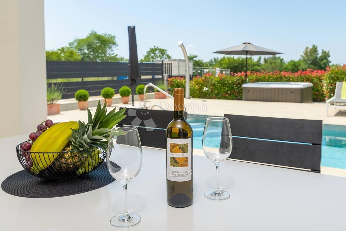 MODERNA VILA Z BAZENOM IN JACUZZIJEM - Poreč