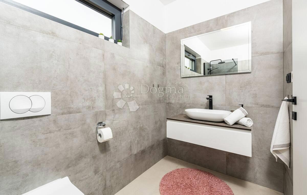 MODERNA VILA Z BAZENOM IN JACUZZIJEM - Poreč